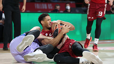 Voller Einsatz um jeden Ball: Rubit (r.) und die Basketballer des FC Bayern beim 59:52-Heimsieg gegen den FC Barcelona.