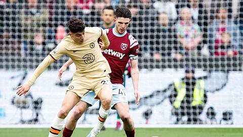 In der Premiere-League macht unteranderem West Ham United (r) derzeit Werbung für einen Wettanbieter.