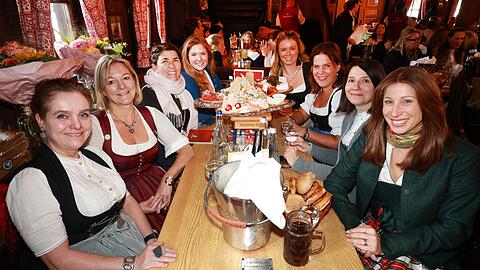 V.l.: Jeanne-Marie Ehbauer, Anja Berger, Katharina und Franziska Inselkammer, Franziska Kohlpaintner, Verena Dietl, Anne Hübner und Eva Hochreiter tauschen sich in der Bratwurst aus.