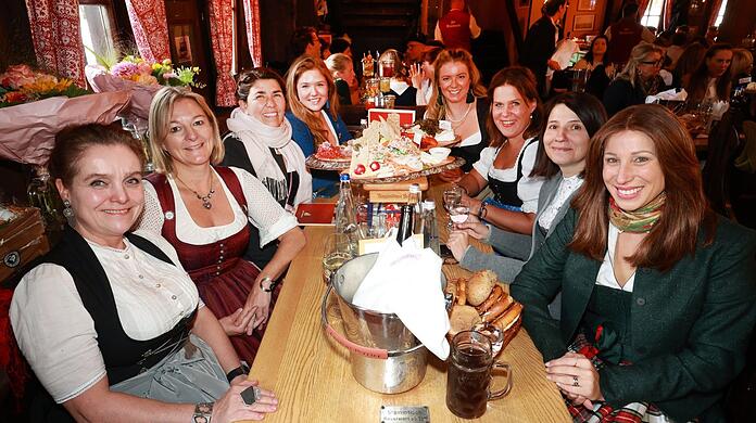 V.l.: Jeanne-Marie Ehbauer, Anja Berger, Katharina und Franziska Inselkammer, Franziska Kohlpaintner, Verena Dietl, Anne Hübner und Eva Hochreiter tauschen sich in der Bratwurst aus.