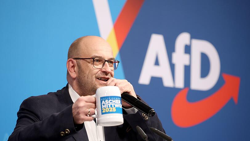 Stephan Protschka, Landesvorsitzender der AfD Bayern, prostet beim Politischen Aschermittwoch den Anwesenden zu.