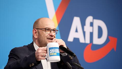 Stephan Protschka, Landesvorsitzender der AfD Bayern, prostet beim Politischen Aschermittwoch den Anwesenden zu.