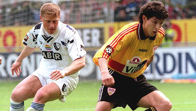 Der Bochumer Max Eberl (l) hat beim Fußball-Bundesligaspiel VfL Bochum - VfB Stuttgart am Samstag (10.05.97) im Bochumer Ruhrstadion das Nachsehen gegen den Stuttgarter Krassimir Balakov (r).