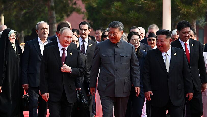 Der russische Präsident Wladimir Putin, der chinesische Präsident Xi Jinping und der nordkoreanische Machthaber Kim Jong Un kommen zu einer Militärparade anlässlich des 80. Jahrestages der Kapitulation Japans im Zweiten Weltkrieg.