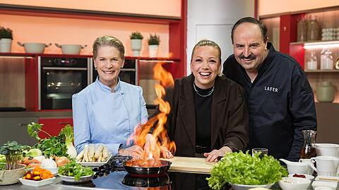 "Die K&uuml;chenschlacht XXL": Cornelia Poletto (l.), Zora Klipp (M.) und Johann Lafer.