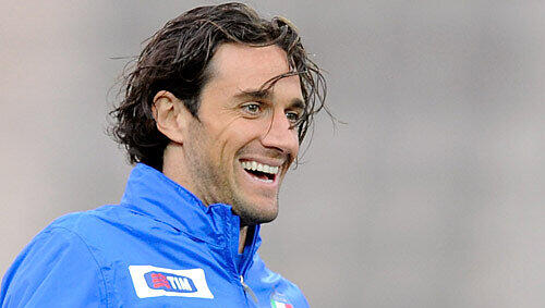 Geht er in die Türkei? Luca Toni beim Training in Südafrika, wo er sich mit Italien auf den Confed-Cup vorbereitet. Geht er in die Türkei? Luca Toni beim Training in Südafrika, wo er sich mit Italien auf den Confed-Cup vorbereitet.