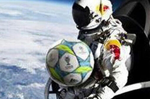 Lustige Collage im Internet: Felix Baumgartner mit dem von Sergio Ramos verschossenen Ball.