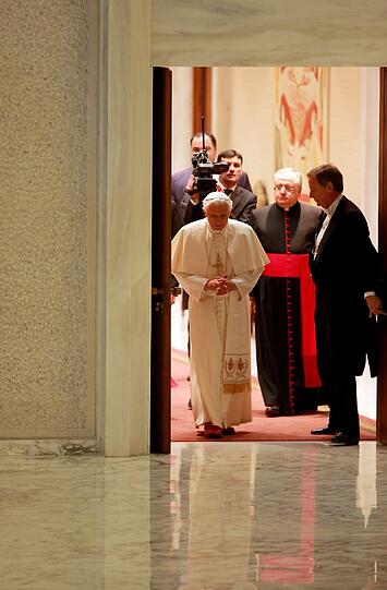 Die ersten Bilder nach der Rücktrittserklärung: Papst Benedikt XVI. (l.) kommt am Mittwoch (13.02.13) in die Audienzhalle Paolo VI im Vatikan zu seiner voraussichtlich letzten Generalaudienz.
