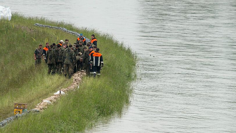 Einsatzkräfte der Feuerwehr und Bundeswehr sichern Dienstag nahe Winzer bei Deggendorf (Bayern) einen Donaudamm vor dem Hochwasser. Einsatzkräfte der Feuerwehr und Bundeswehr sichern Dienstag nahe Winzer bei Deggendorf (Bayern) einen Donaudamm vor dem Hochwasser.