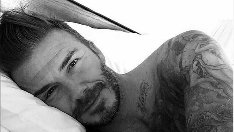 David Beckham (40) kann man ohne schlechtes Gewissen als den Vorreiter in Sachen Tätowierungen bezeichnen. Seinen Oberkörper zieren unter anderem Jesus - getragen von drei Engeln, die für seine Söhne stehen - sowie der Name seiner Tochter Harper. David Beckham (40) kann man ohne schlechtes Gewissen als den Vorreiter in Sachen Tätowierungen bezeichnen. Seinen Oberkörper zieren unter anderem Jesus - getragen von drei Engeln, die für seine Söhne stehen - sowie der Name seiner Tochter Harper.