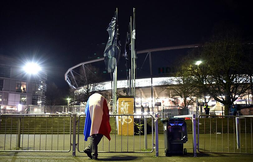 Das Fußball-Länderspiel in Hannover zwischen Deutschland und den Niederlanden ist am Dienstagabend abgesagt worden. Es bestand die Gefahr eines Sprengstoff-Anschlags. "Wir haben konkrete Hinweise gehabt, dass jemand im Stadion einen Sprengsatz zünden wollte", sagte Hannovers Polizeipräsident Volker Kluwe. Die Bilder...