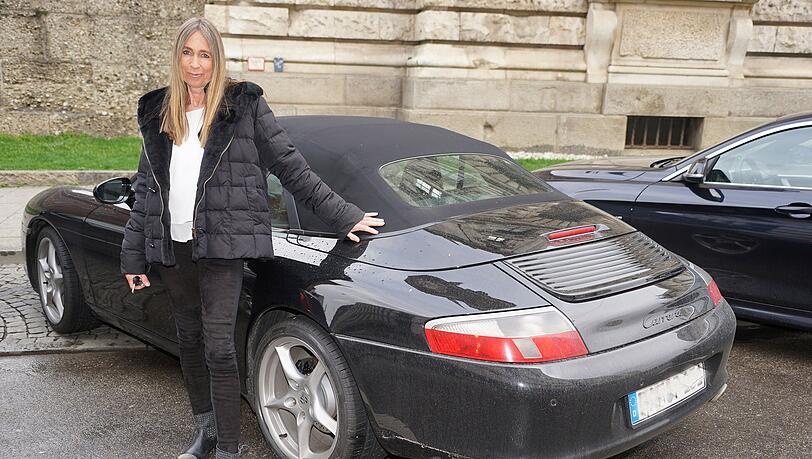 Gaby H. kam mit ihrem Porsche zum Gericht. Der Flitzer war von einem Rettungswagen gerammt worden, dabei wurde sie verletzt. Gaby H. kam mit ihrem Porsche zum Gericht. Der Flitzer war von einem Rettungswagen gerammt worden, dabei wurde sie verletzt.