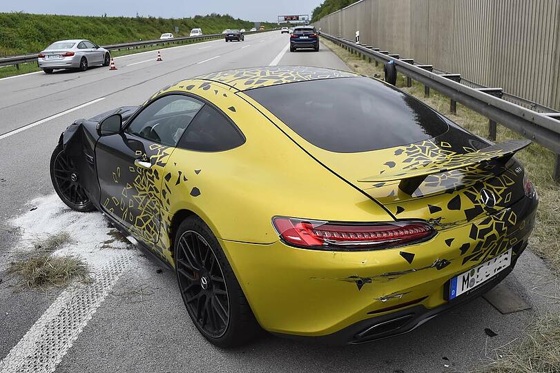 Schwerer Unfall auf der A94: Ein Mercedes-Sportwagen schoss einen Renault ab. Die Bilder von der Unfallstelle!