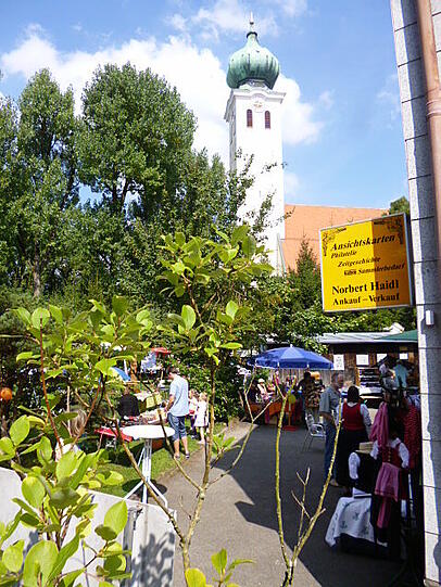 Beim Ramersdorfer Hofmarkt gleich gegenüber der Kirche gibt es viel zu sehen - und zu schmecken.