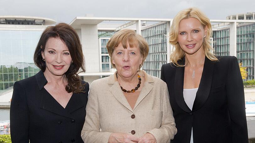 Kanzlerin Angela Merkel posiert mit Iris Berben (li.) und Veronica Ferres (re.) beim Filmempfang der CDU/CSU-Fraktion anlässlich der Verleihung des Deutschen Filmpreises 2014.