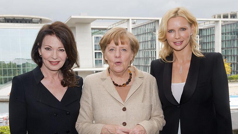 Kanzlerin Angela Merkel posiert mit Iris Berben (li.) und Veronica Ferres (re.) beim Filmempfang der CDU/CSU-Fraktion anlässlich der Verleihung des Deutschen Filmpreises 2014. Kanzlerin Angela Merkel posiert mit Iris Berben (li.) und Veronica Ferres (re.) beim Filmempfang der CDU/CSU-Fraktion anlässlich der Verleihung des Deutschen Filmpreises 2014.