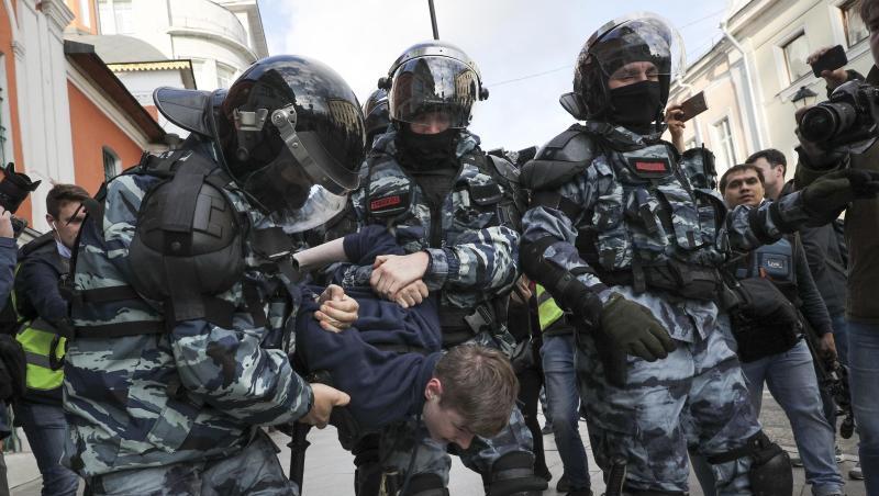 Polizisten nehmen einen Demonstranten am Rande eines Protestes für faire und freie Wahlen fest. Polizisten nehmen einen Demonstranten am Rande eines Protestes für faire und freie Wahlen fest.
