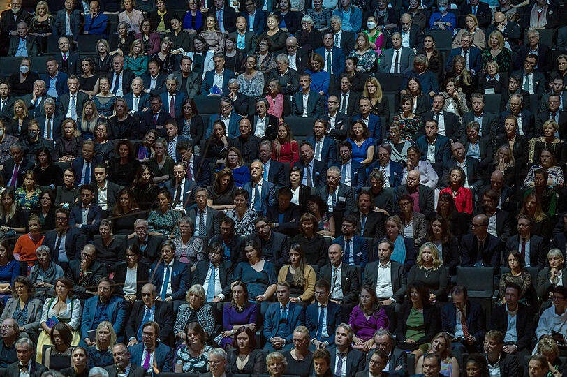 Zuschauer sitzen zur Eröffnung der Isarphilharmonie im Orchestersaal. Der Bau dient dem renommierten Orchester als Interimsspielstätte während der mehrjährigen Sanierung des Kulturzentrums Gasteig.