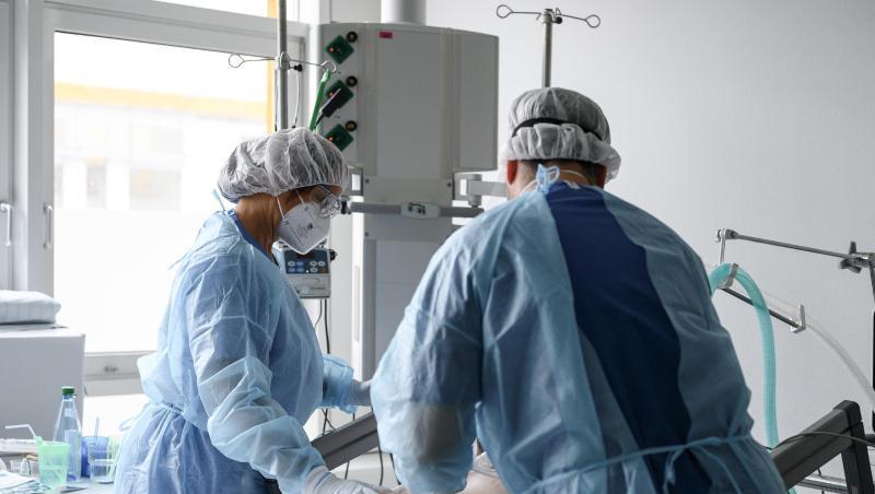 Die pflegerische Leitung der Intensivstation und Intensivstationsarzt bei einem Corona-Patienten auf der Intensivstation. (Archivbild).