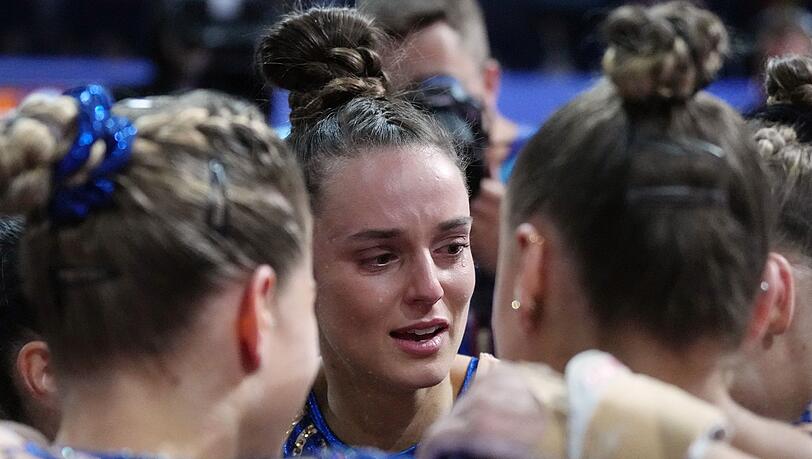 Die deutschen Turnerinnen um Emma Leonie Malewski umarmen sich nach dem Wettkampf.