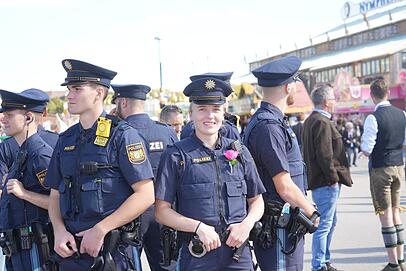 Polizeistreife auf dem Oktoberfest: Paulina (in der Mitte). Polizeistreife auf dem Oktoberfest: Paulina (in der Mitte).