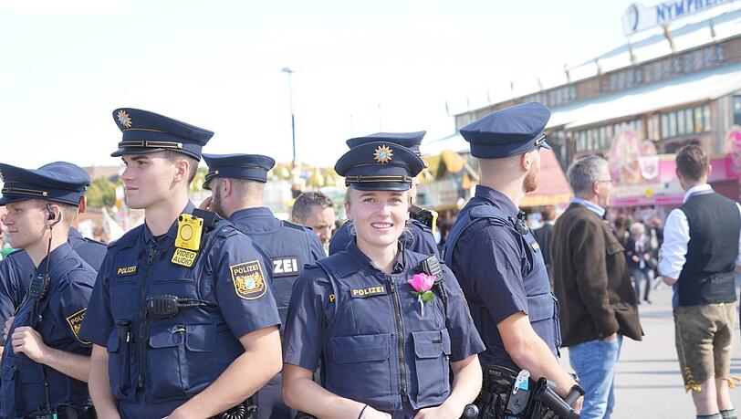 Polizeistreife auf dem Oktoberfest: Paulina (in der Mitte). Polizeistreife auf dem Oktoberfest: Paulina (in der Mitte).