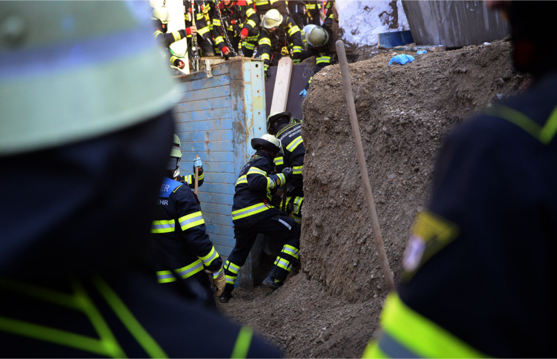 Die Münchner Feuerwehr musste am Donnerstagnachmittag einen verschütteten Bauarbeiter ausgraben.