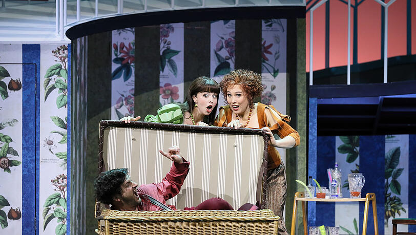Der Wäschekorb ist das Markenzeichen der Oper: Anna-Katharina Tonauer (Frau Reich) und Jennifer O'Loughlin (Frau Fluth) mit Levente Páll (Falstaff) in den "Lustigen Weibern" von Windsor.