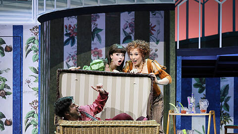 Der Wäschekorb ist das Markenzeichen der Oper: Anna-Katharina Tonauer (Frau Reich) und Jennifer O'Loughlin (Frau Fluth) mit Levente Páll (Falstaff) in den "Lustigen Weibern" von Windsor.