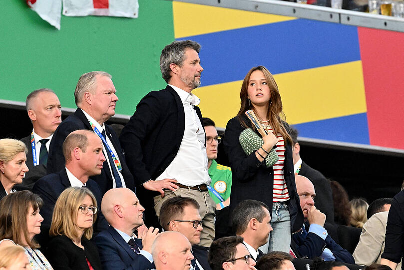Kurz vor seiner Grönlandreise ließ es sich auch der Monarch von Dänemark nicht nehmen, nach Deutschland zu reisen. König Frederik besuchte das Spiel Dänemark gegen England.