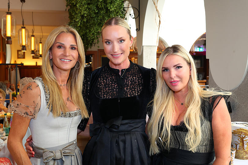 Dirndl-Designerin Sandra Abt, Petra Winter und Moderatorin Alessandra Geissel