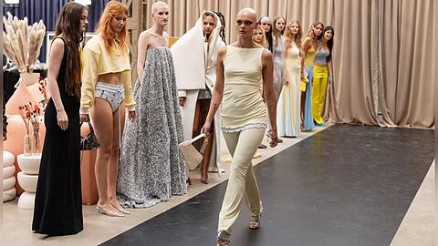 Anika beim Catwalk-Training backstage kurz vor der Fashionshow. Viele Kandidatinnen waren unzufrieden wegen unbequemer Schuhe oder schlecht sitzender Outfits.