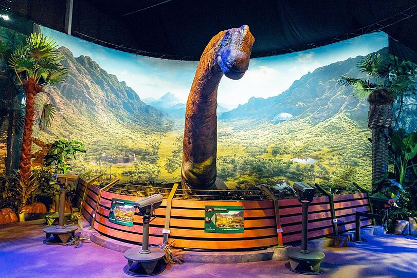 Begrüßt wird man vom beruhigenden, aber riesigen Pflanzenfresser: dem Brontosaurus. Begrüßt wird man vom beruhigenden, aber riesigen Pflanzenfresser: dem Brontosaurus.