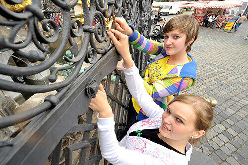 Was mag die Zukunft bringen? Vanessa (vorne) und Melanie (beide 16) drehen am Goldenen Ring am Schönen Brunnen, der angeblich die geheimen Wünsche erfüllt.