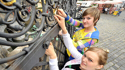 Was mag die Zukunft bringen? Vanessa (vorne) und Melanie (beide 16) drehen am Goldenen Ring am Schönen Brunnen, der angeblich die geheimen Wünsche erfüllt. Was mag die Zukunft bringen? Vanessa (vorne) und Melanie (beide 16) drehen am Goldenen Ring am Schönen Brunnen, der angeblich die geheimen Wünsche erfüllt.