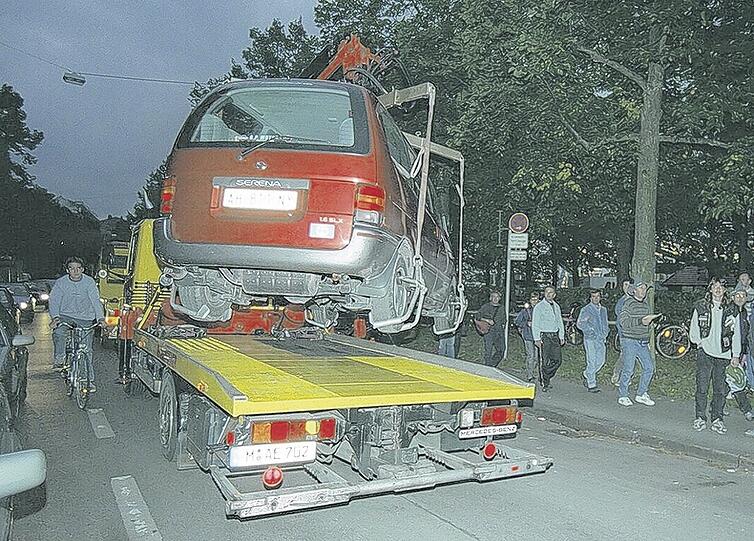 Ein Auto wird abgeschleppt. (Symbolbild)