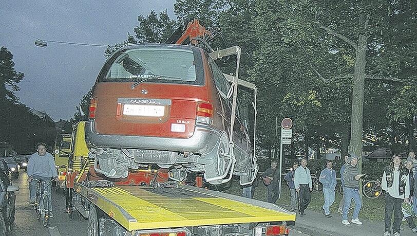 Ein Auto wird abgeschleppt. (Symbolbild) Ein Auto wird abgeschleppt. (Symbolbild)