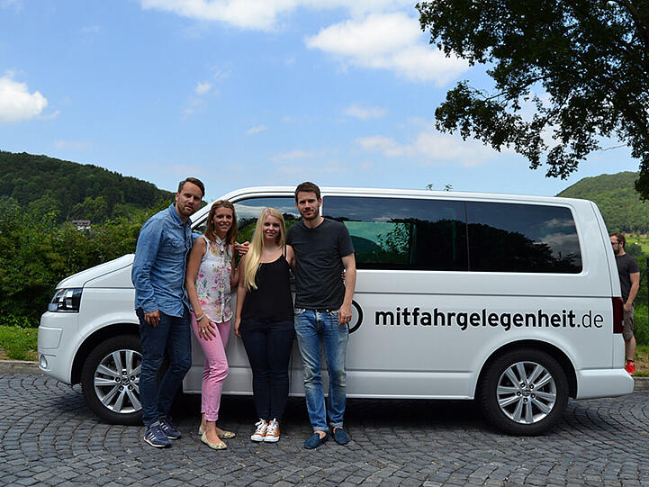 Die Revolverheld-Musiker Johannes Strate und Kristoffer Hünecke mit ihren Fans Lena und Linda Bopp