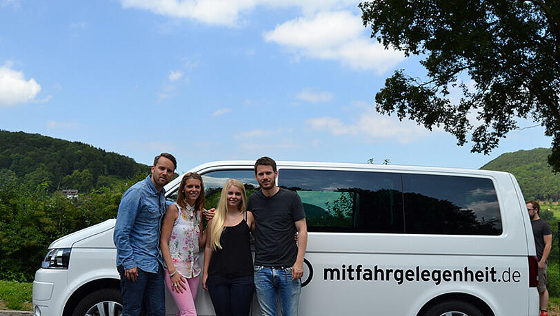 Die Revolverheld-Musiker Johannes Strate und Kristoffer Hünecke mit ihren Fans Lena und Linda Bopp Die Revolverheld-Musiker Johannes Strate und Kristoffer Hünecke mit ihren Fans Lena und Linda Bopp