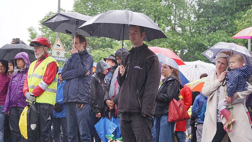 Rund 250 Menschen haben am Dienstagabend um den getöteten Elfjährigen getrauert. Die emotionalen Bilder.