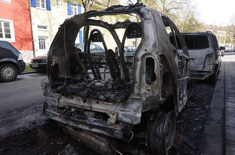 Was vom Feuer übrig blieb: In Neuhausen brannten drei Autos vollkommen aus.