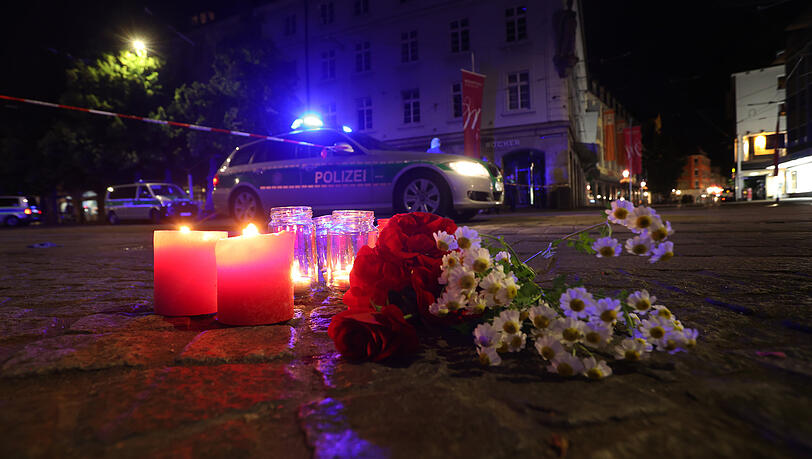 Kerzen und Blumen nahe des Tatorts in der Innenstadt. In Würzburg hat ein Mann wahllos Menschen mit einem Messer attackiert. Kerzen und Blumen nahe des Tatorts in der Innenstadt. In Würzburg hat ein Mann wahllos Menschen mit einem Messer attackiert.