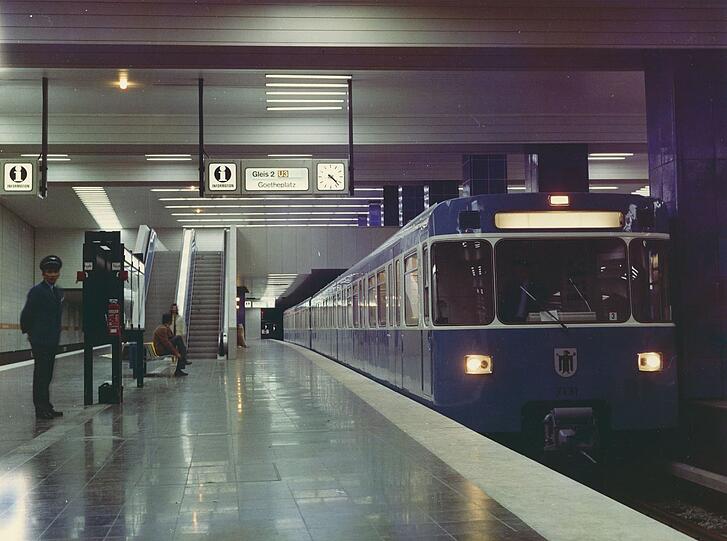 Eine Woche vor der Eröffnung finden Schulungsfahrten für das Personal statt. Hier fährt eine U-Bahn in den Bahnhof Münchner Freiheit ein.