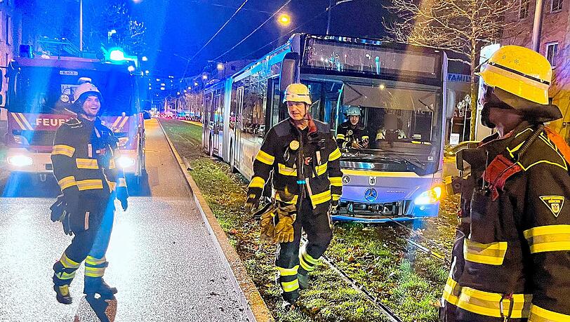 Die Feuerwehr München befreite einen steckengebliebenen Linienebus per Seilwinde eines Rüstwagens.