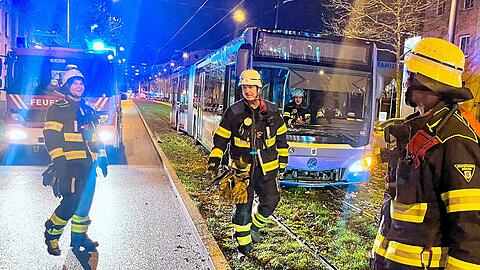 Die Feuerwehr München befreite einen steckengebliebenen Linienebus per Seilwinde eines Rüstwagens.