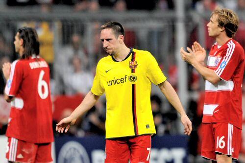 Anprobe? - Franck Ribéry (M.) nach dem Spiel im Barcelona-Trikot