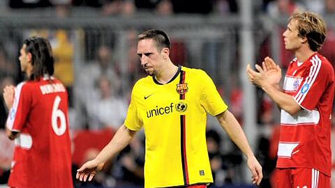 Anprobe? - Franck Ribéry (M.) nach dem Spiel im Barcelona-Trikot