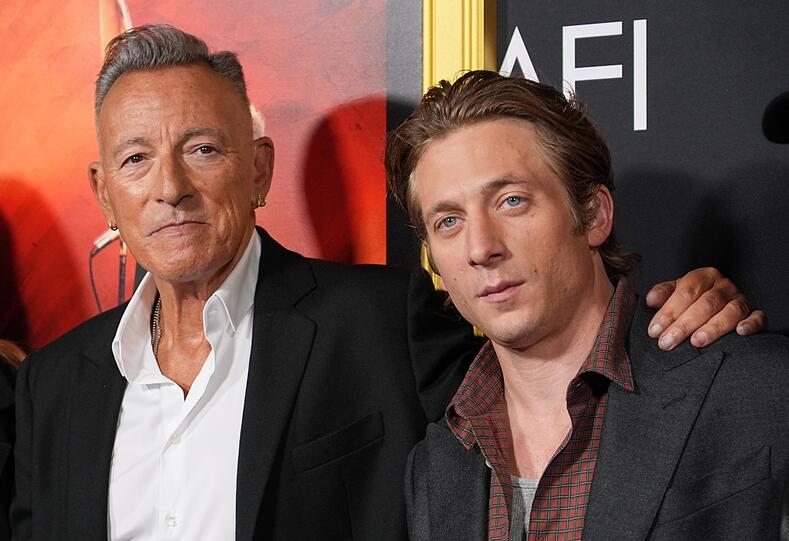 Jeremy Allen White (rechts), spielt Bruce Springsteen in „Springsteen: Deliver Me from Nowhere“,