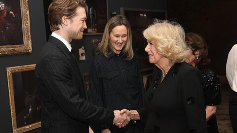 K&ouml;nigin Camilla hat den Schauspieler Joe Alwyn bei einem "Hamnet"-Screening kennengelernt.