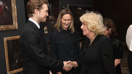 K&ouml;nigin Camilla hat den Schauspieler Joe Alwyn bei einem "Hamnet"-Screening kennengelernt.